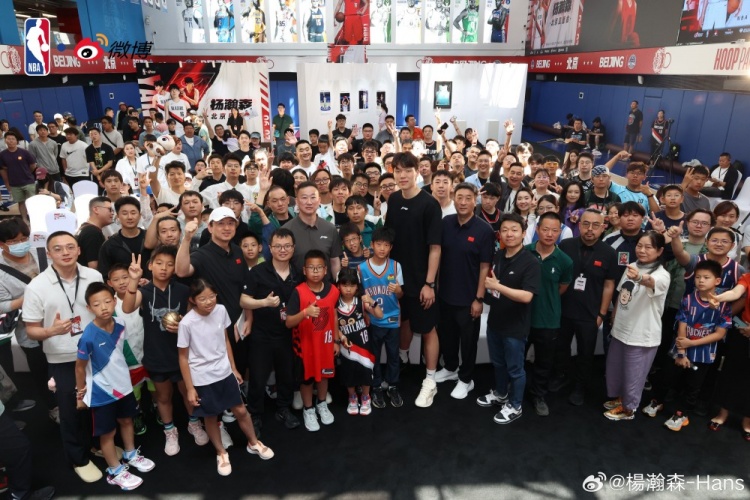 杨瀚森北京见面会收尾 亲笔感谢启蒙教练与刘维伟 杨瀚森北京见面会收尾 亲笔感谢启蒙教练与刘维伟