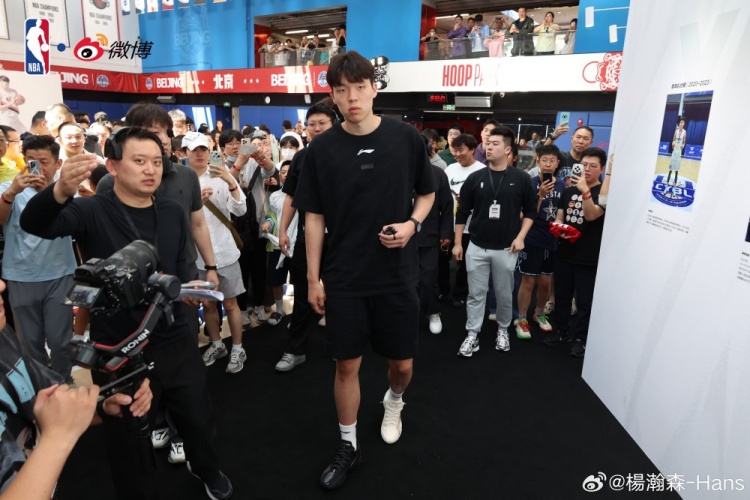 杨瀚森北京见面会收尾 亲笔感谢启蒙教练与刘维伟 杨瀚森北京见面会收尾 亲笔感谢启蒙教练与刘维伟