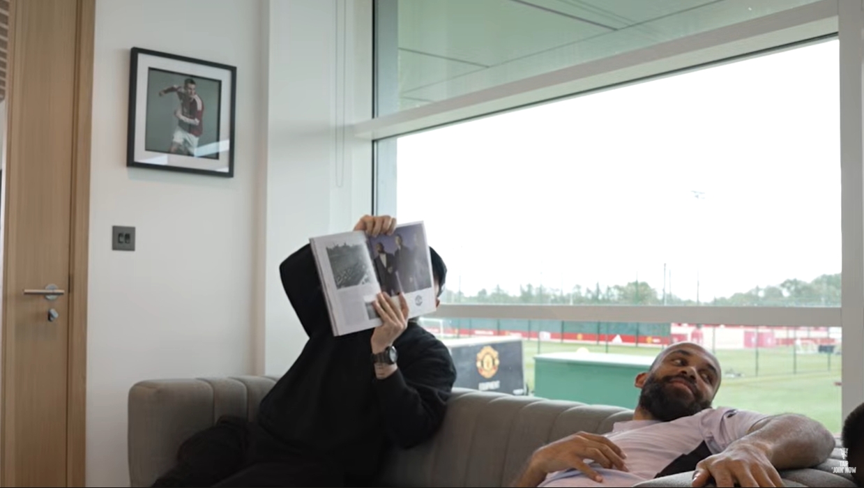 曼联理发室互曝游戏偏好:舍什科称2K得分控卫,姆伯莫现场观战S14决赛 曼联理发室互曝游戏偏好:舍什科称2K得分控卫,姆伯莫现场观战S14决赛