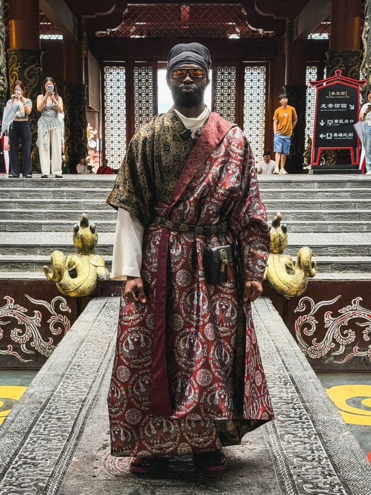 绿军官方晒布朗横店古装照 配文龙布朗 绿军官方晒布朗横店古装照 配文龙布朗